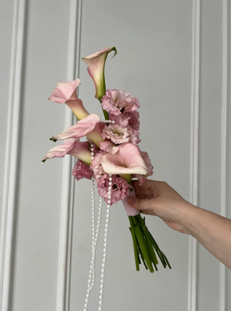 Букет невесты из калл и эустомы