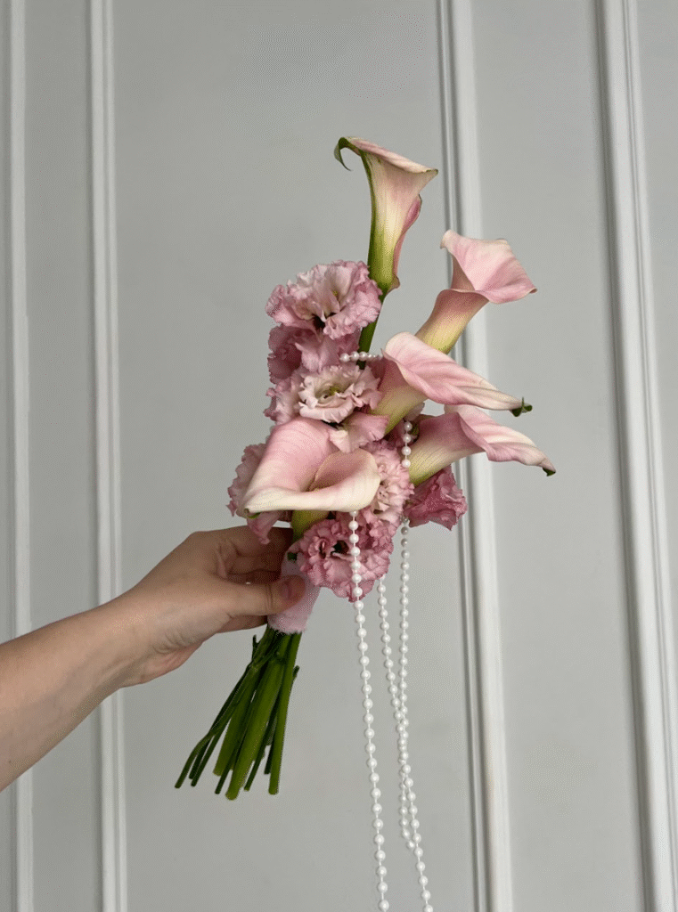 Букет невесты из калл и эустомы