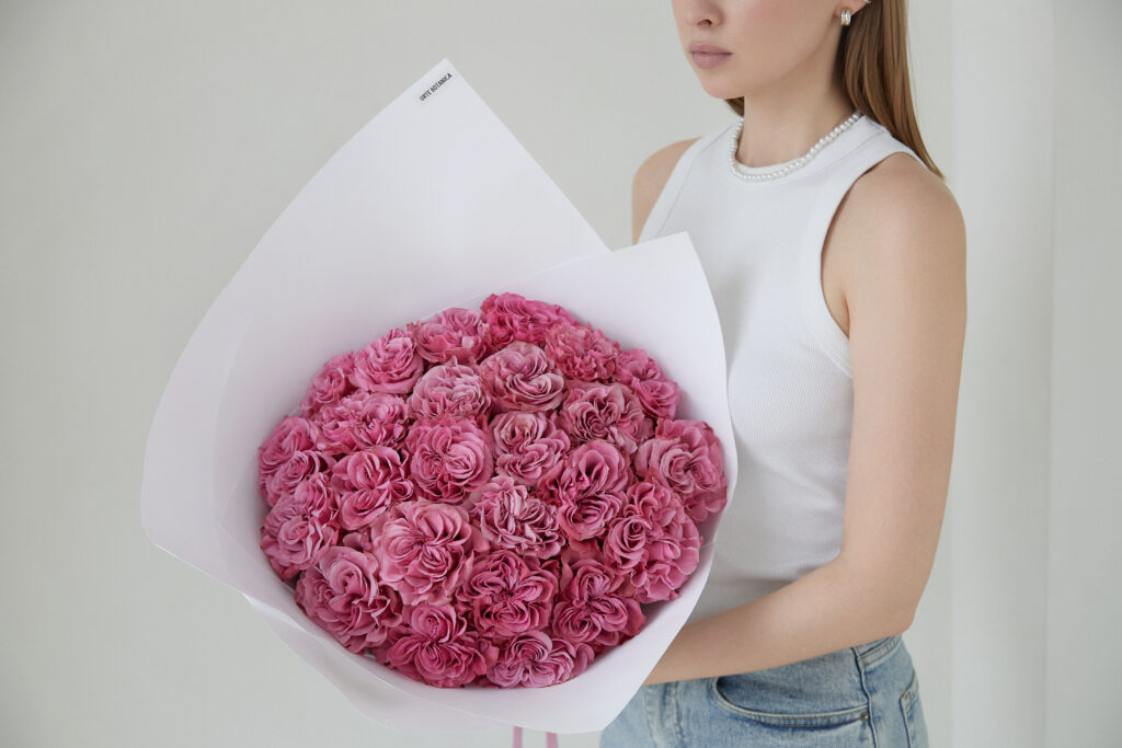 Монобукет из 25 пионовидных роз Кантри Блюз