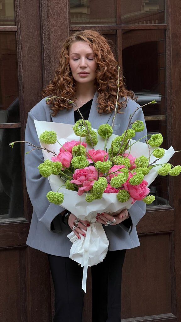 Букет из пионов и вибурнума