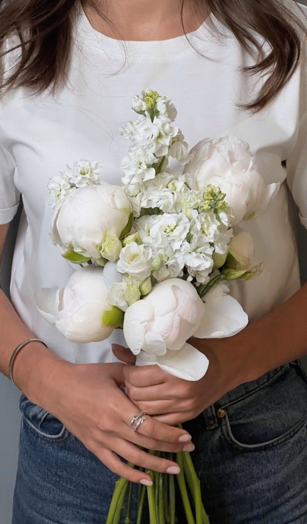 Свадебный букет из пионов, маттиолы и эустомы