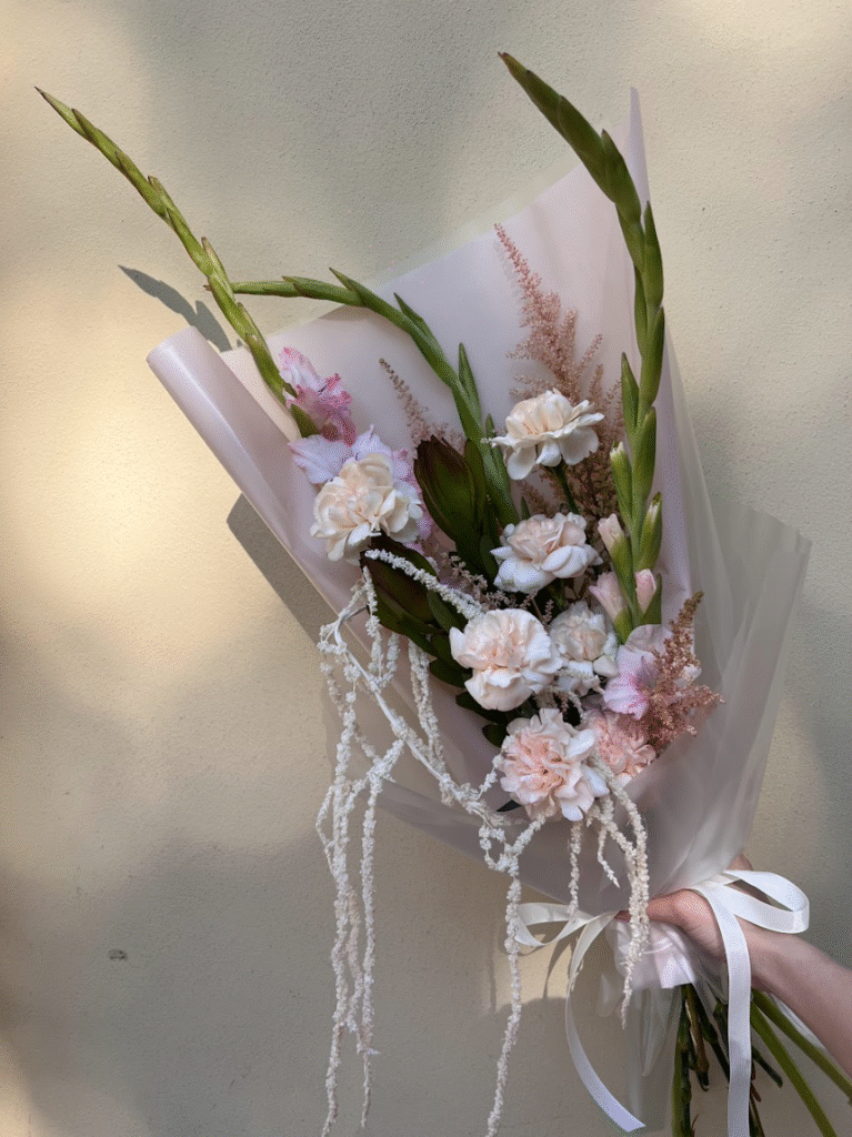 Букет с гладиолусами и амарантом