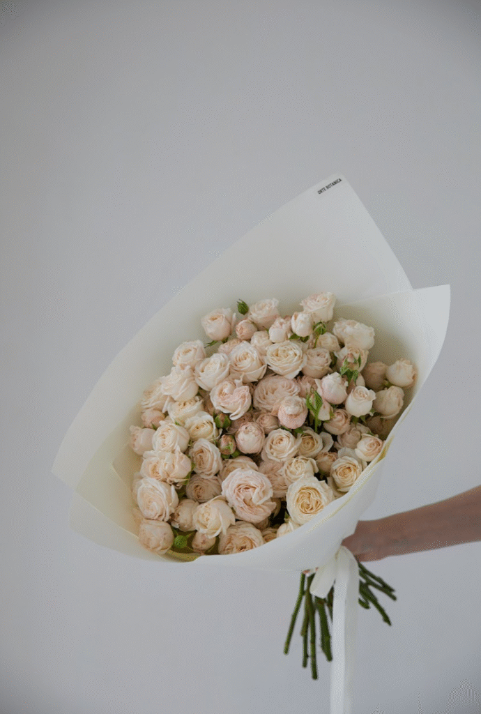Монобукет из 19 нежных кустовых роз