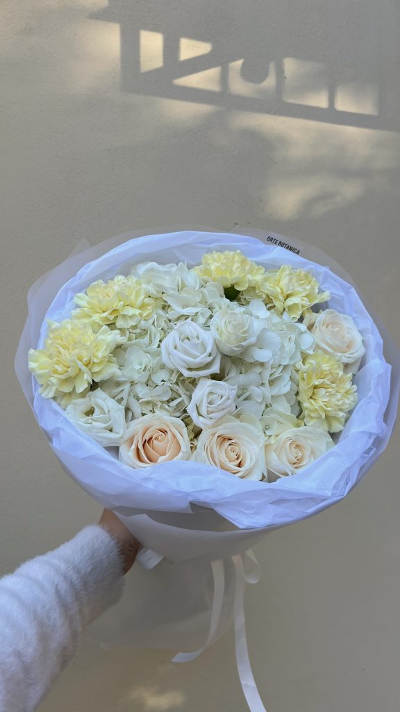 Круглый букет в сливочных оттенках