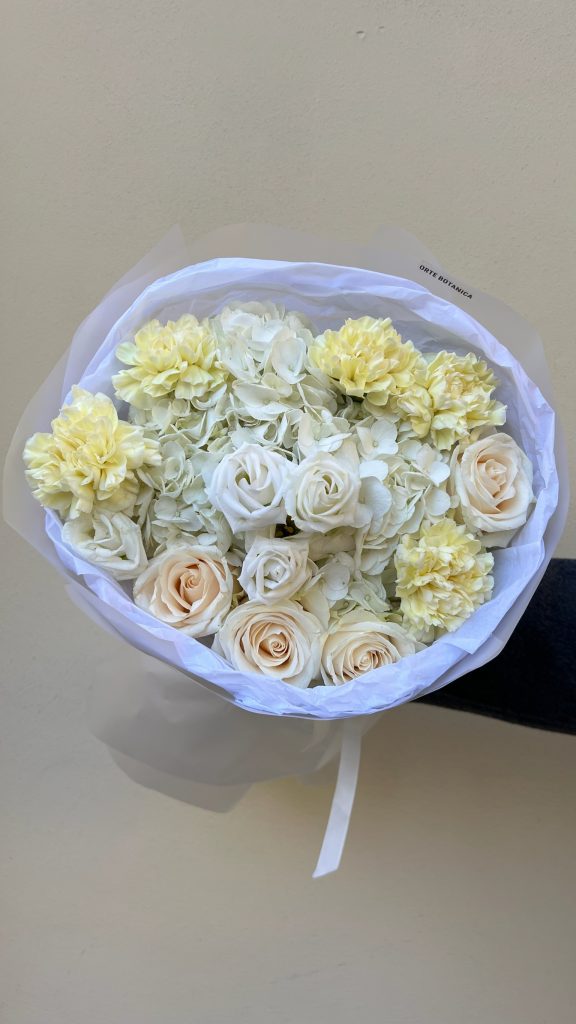 Круглый букет в сливочных оттенках