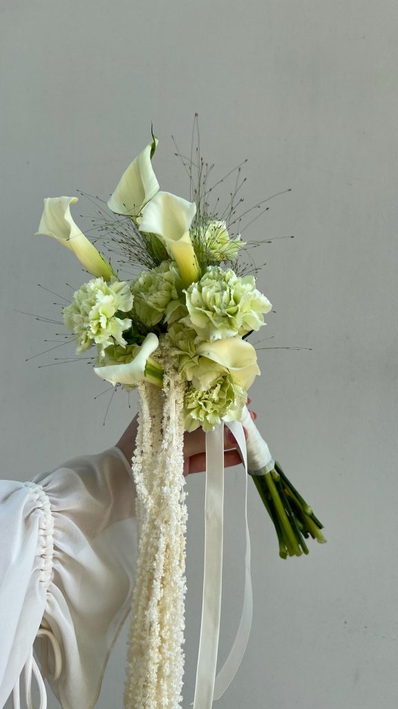 Букет невесты с каллами и диантусами