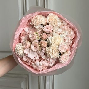 Розовый круглый букет с гортензиями