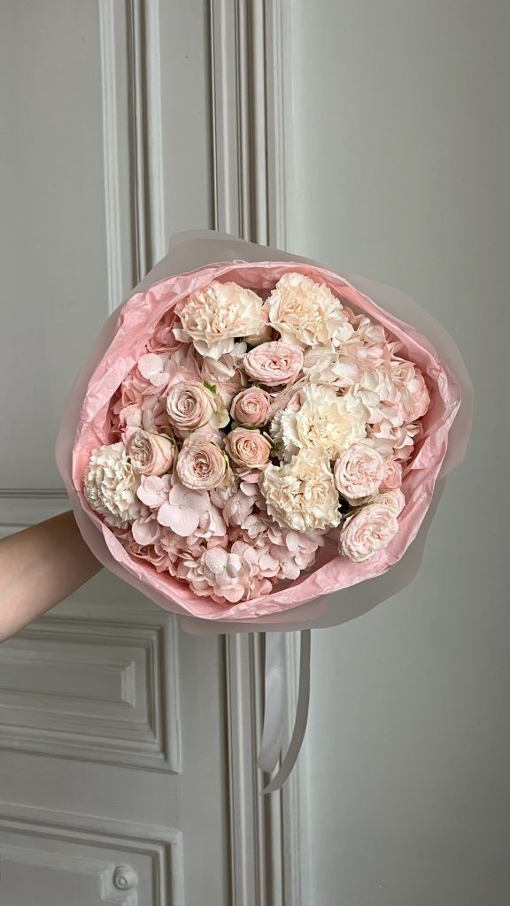 Розовый круглый букет с гортензиями