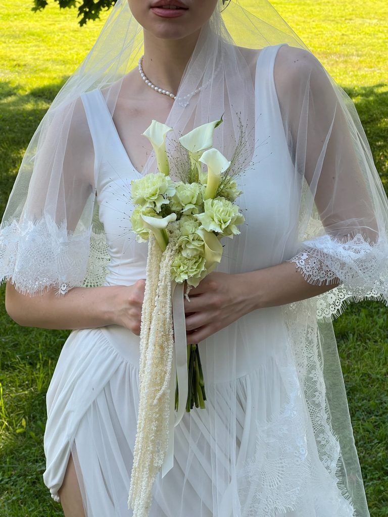 Букет невесты с каллами и диантусами