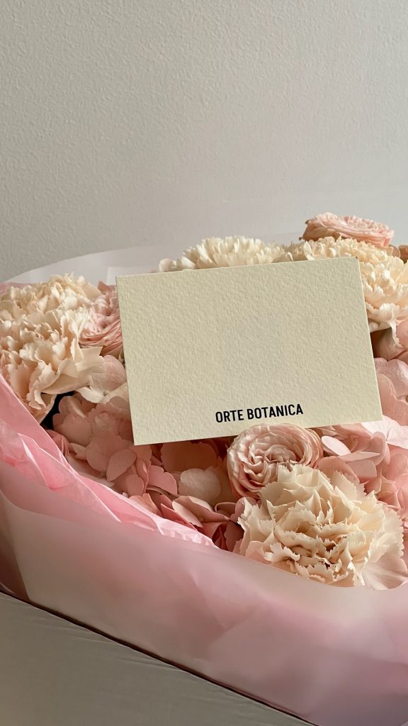 Розовый круглый букет с гортензиями