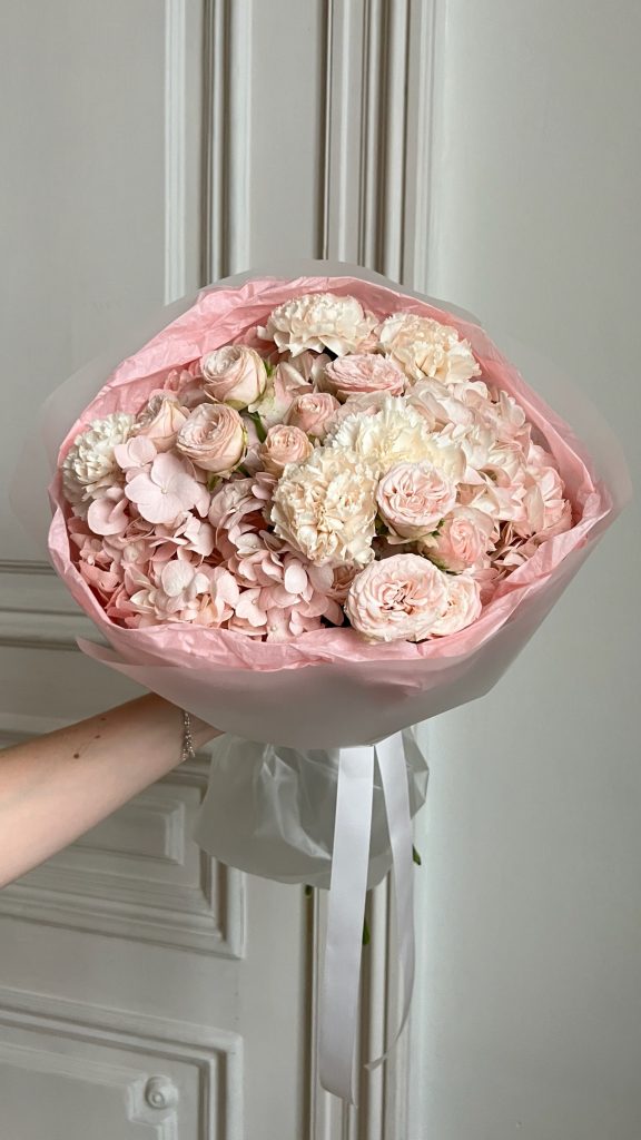 Розовый круглый букет с гортензиями