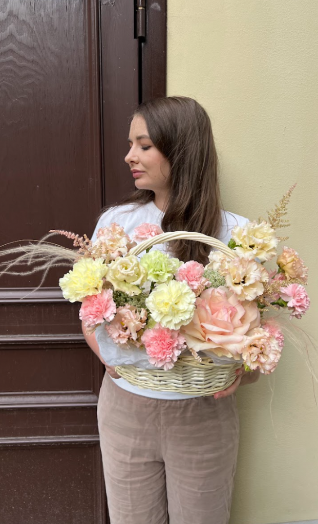 Нежная композиция с розами, диантусами и эустомой