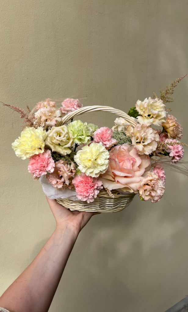 Нежная композиция с розами, диантусами и эустомой