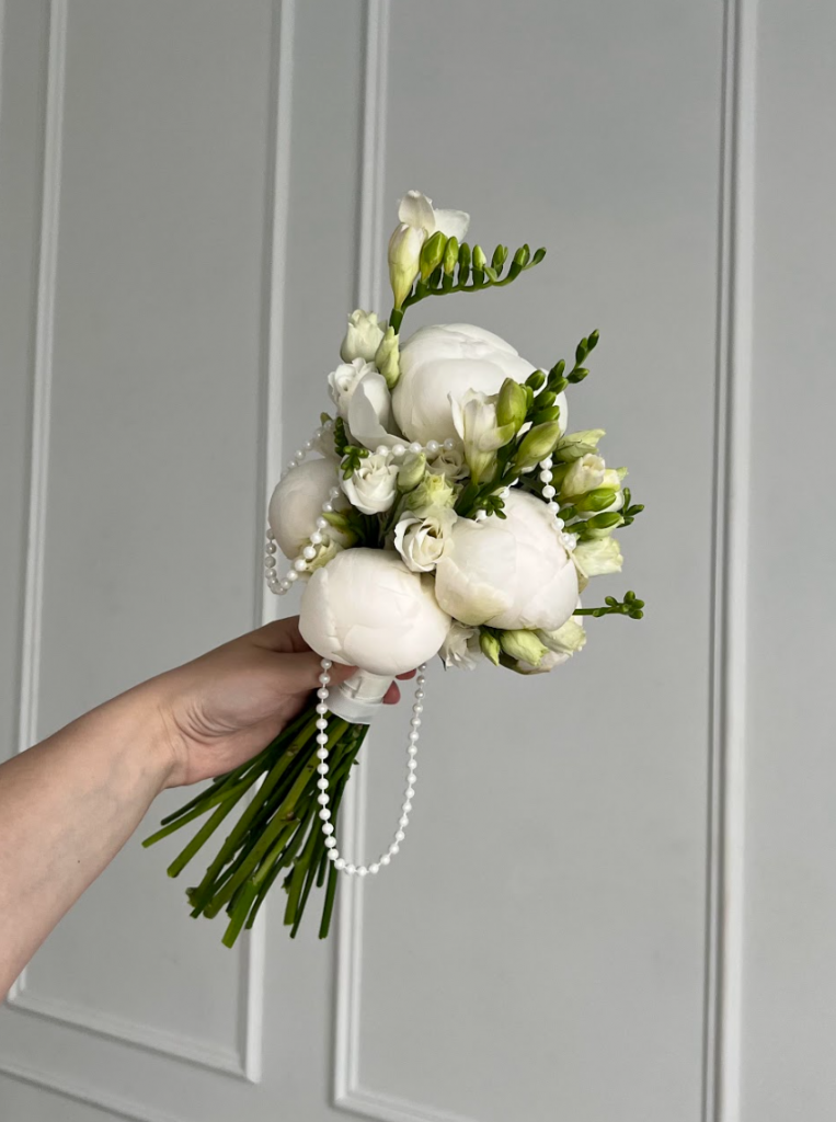 Букет невесты из пионов, фрезии и эустомы