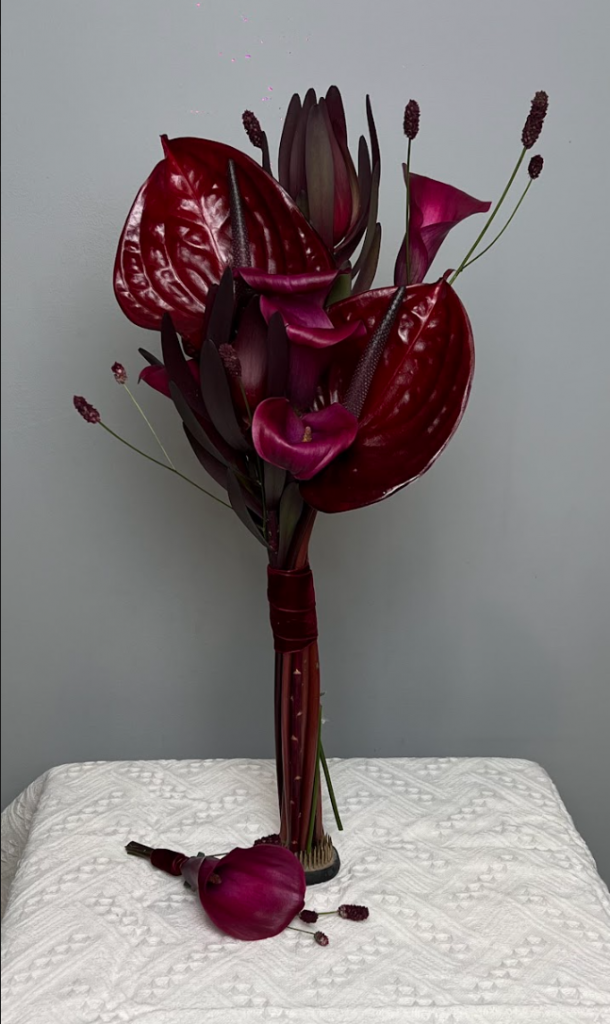 Бордовый букет невесты