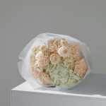 Букет из гортензии, кустовых роз и диантусов