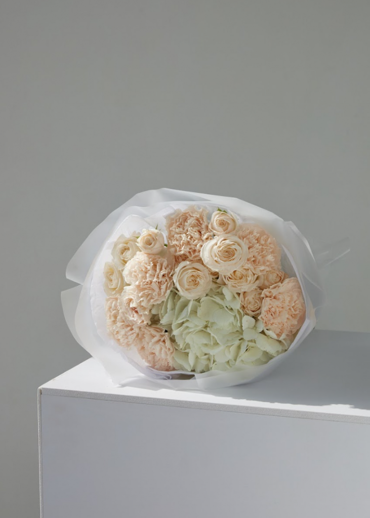 Букет из гортензии, кустовых роз и диантусов