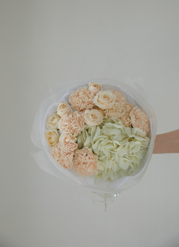 Букет из гортензии, кустовых роз и диантусов