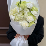 Бело-зеленый раскидистый букет