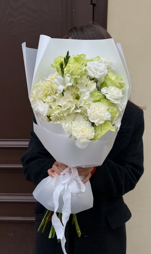 Бело-зеленый раскидистый букет