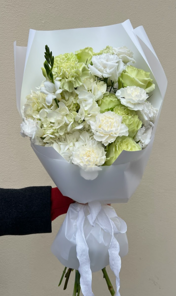 Бело-зеленый раскидистый букет