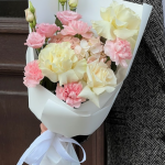 Бело-розовый раскидистый букет