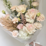 Нежный букет с дельфиниумом и розами