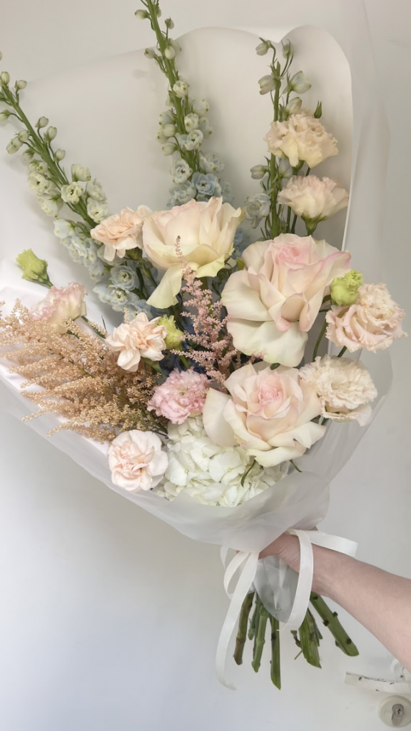 Нежный букет с дельфиниумом и розами