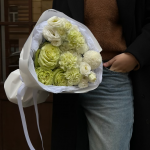 Бело-зеленый круглый букет