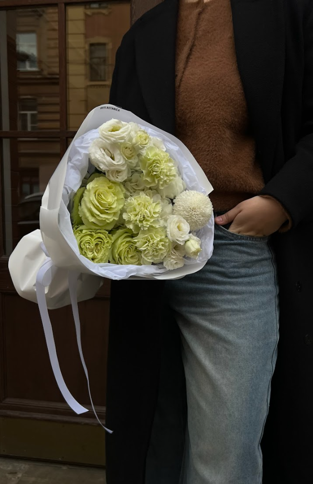 Бело-зеленый круглый букет