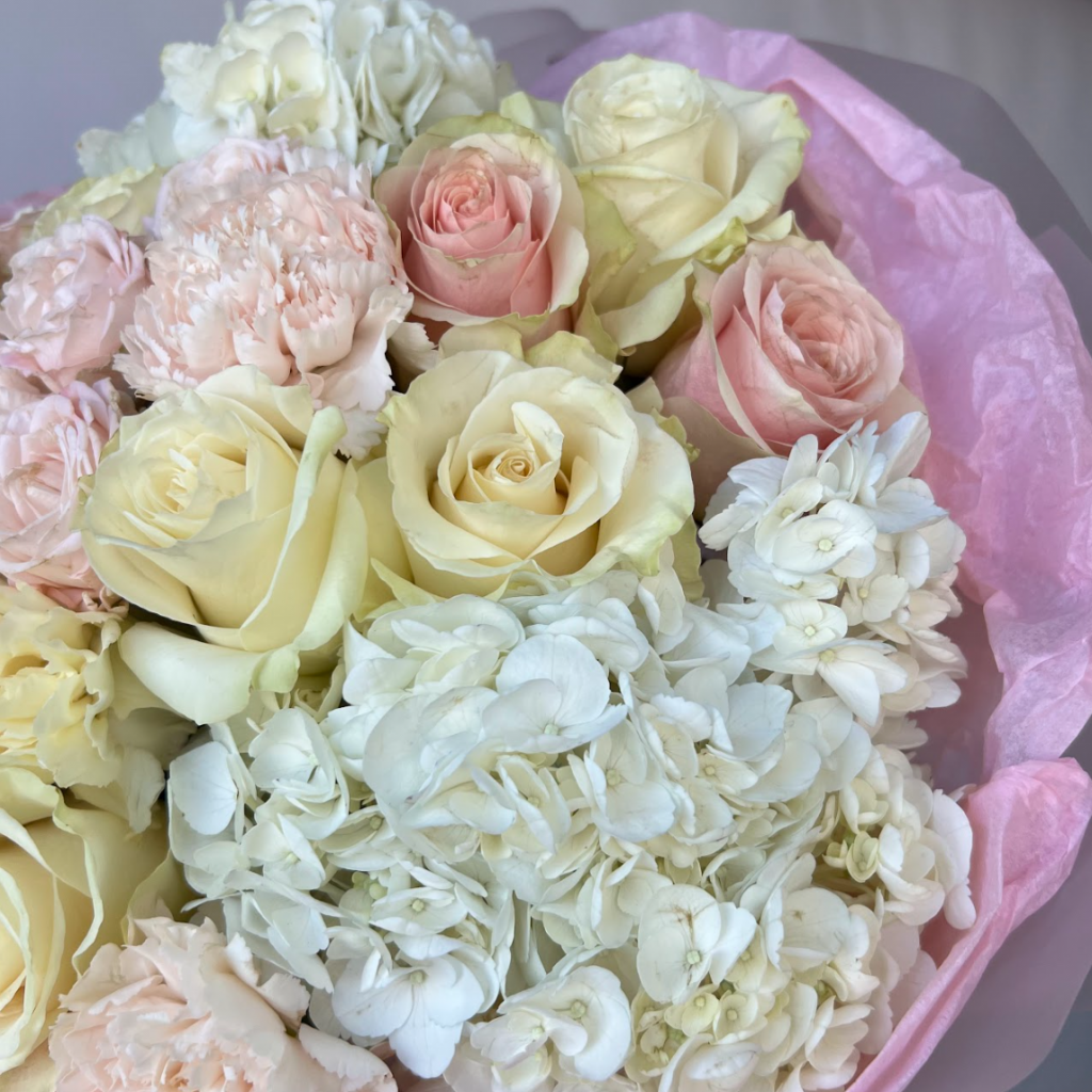 Пышный букет с гортензиями