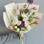 Букет с ранункулюсами, тюльпанами и аллиумом