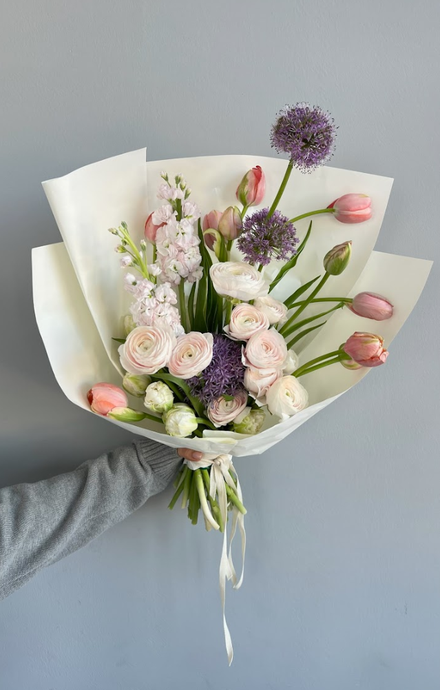 Букет с ранункулюсами, тюльпанами и аллиумом