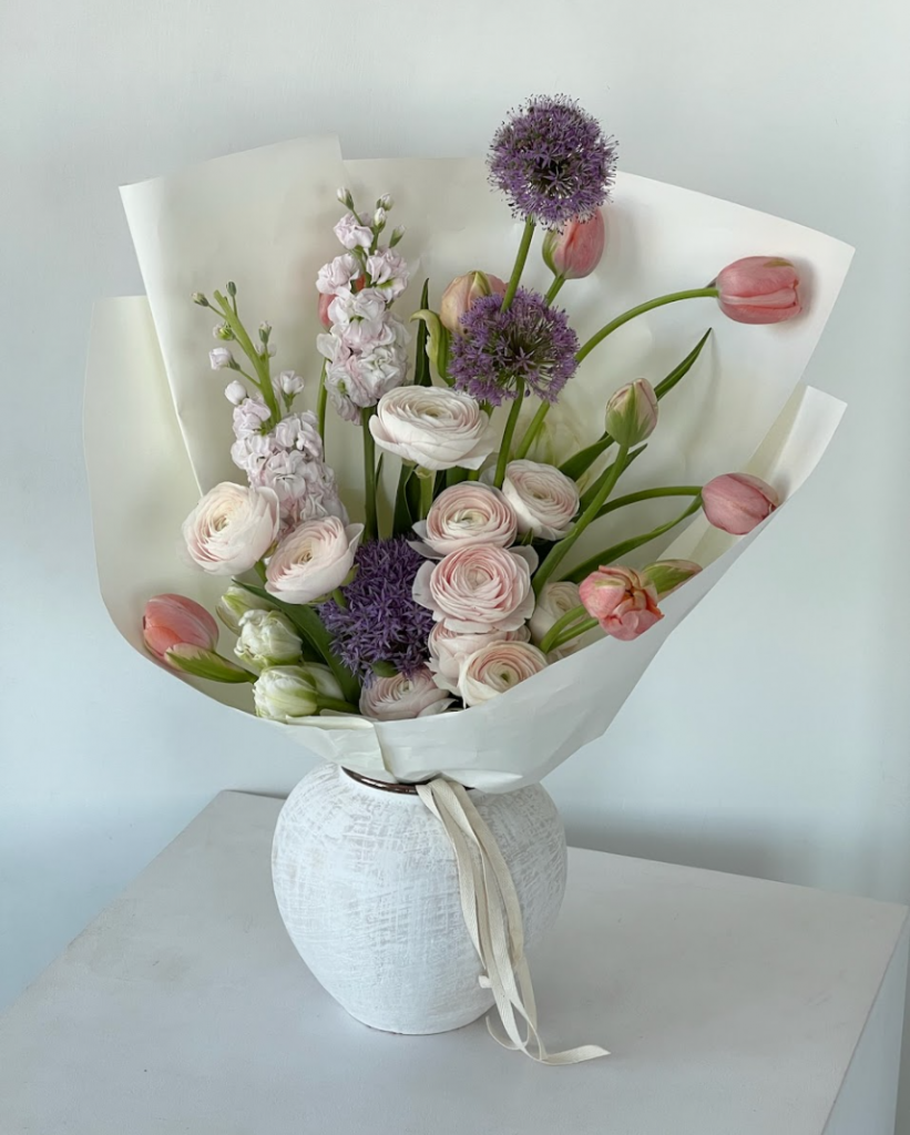 Букет с ранункулюсами, тюльпанами и аллиумом