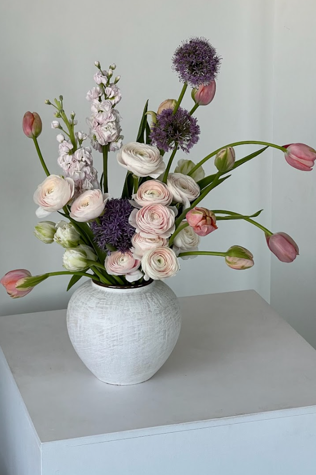 Букет с ранункулюсами, тюльпанами и аллиумом