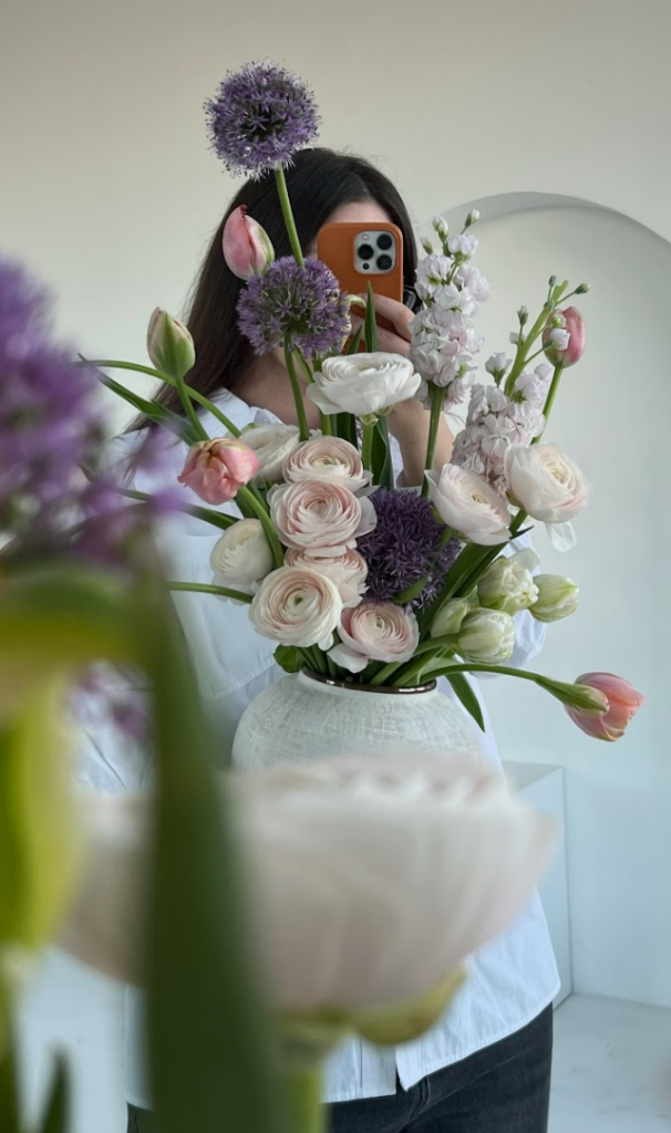 Букет с ранункулюсами, тюльпанами и аллиумом