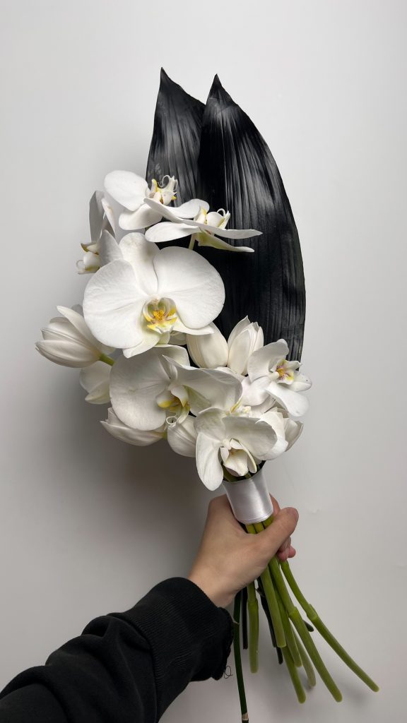 Букет невесты с орхидеями и тюльпанами