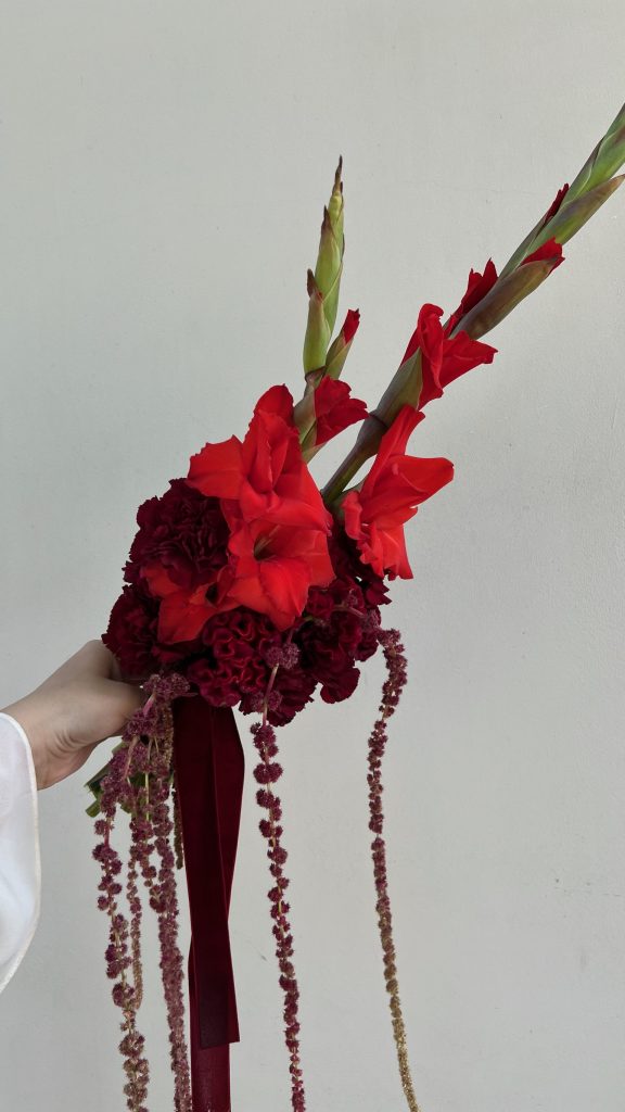 Алый букет невесты