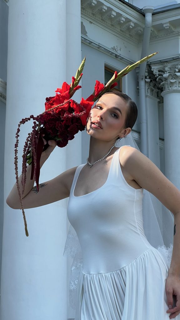 Алый букет невесты