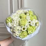 Бело-зеленый круглый букет с гортензиями