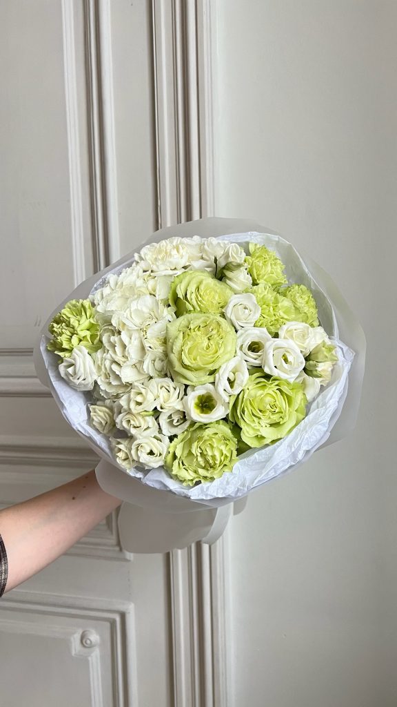 Бело-зеленый круглый букет с гортензиями