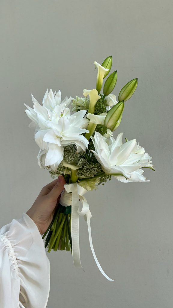 Букет невесты с лилиями и каллами