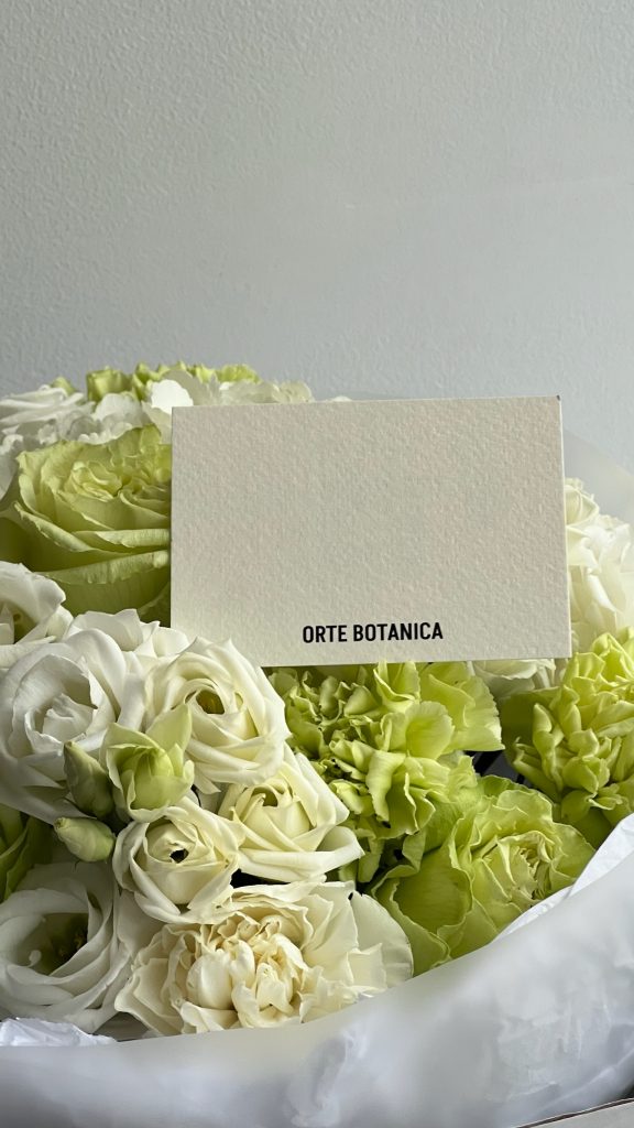 Бело-зеленый круглый букет с гортензиями