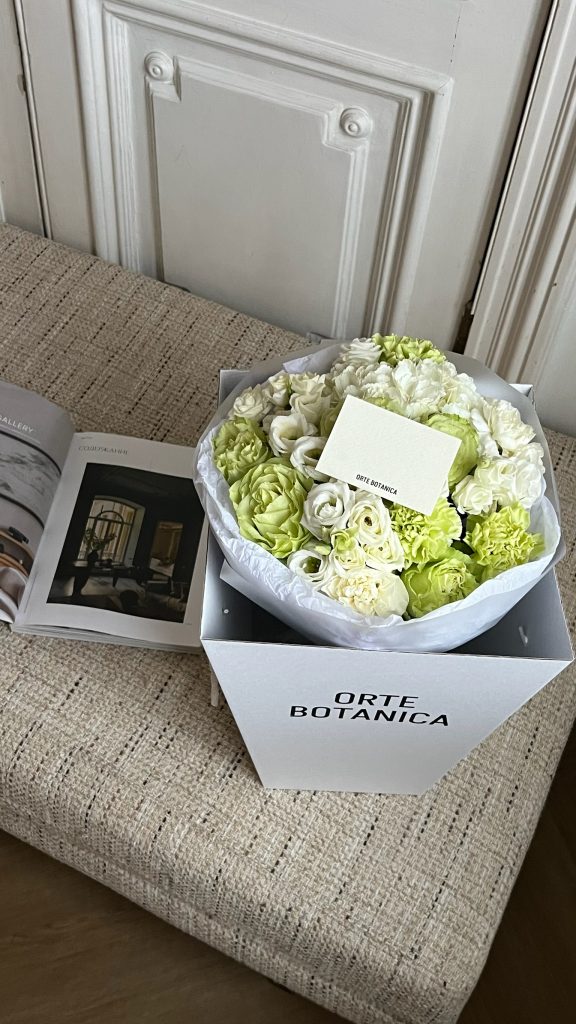 Бело-зеленый круглый букет с гортензиями