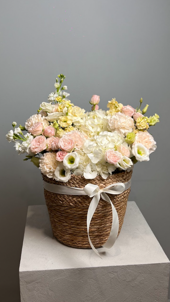 Нежная композиция с гортензиями, эустомой в корзине