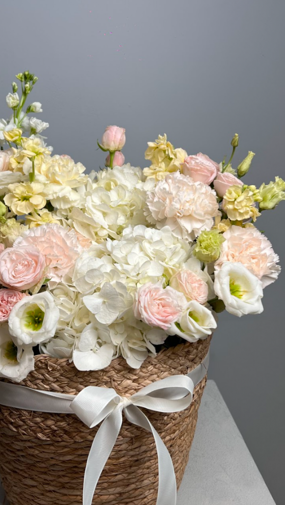 Нежная композиция с гортензиями, эустомой в корзине