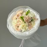 Букет с ранункулюсами, гвоздиками и фрезией