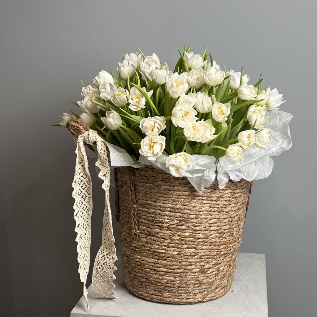 Корзина белых пионовидных тюльпанов