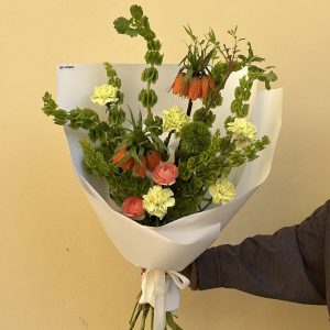 Стильный букет с фриттилярией