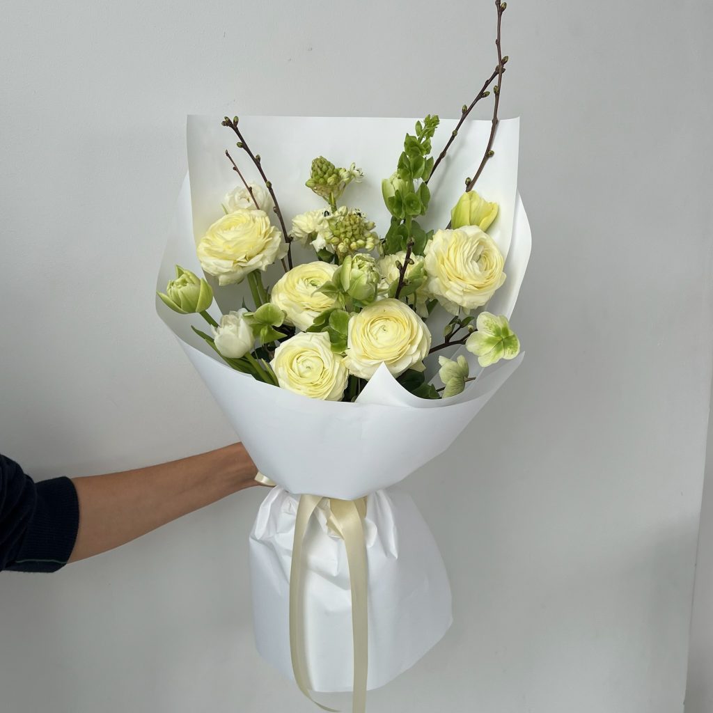 Букет со сливочными ранункулюсами